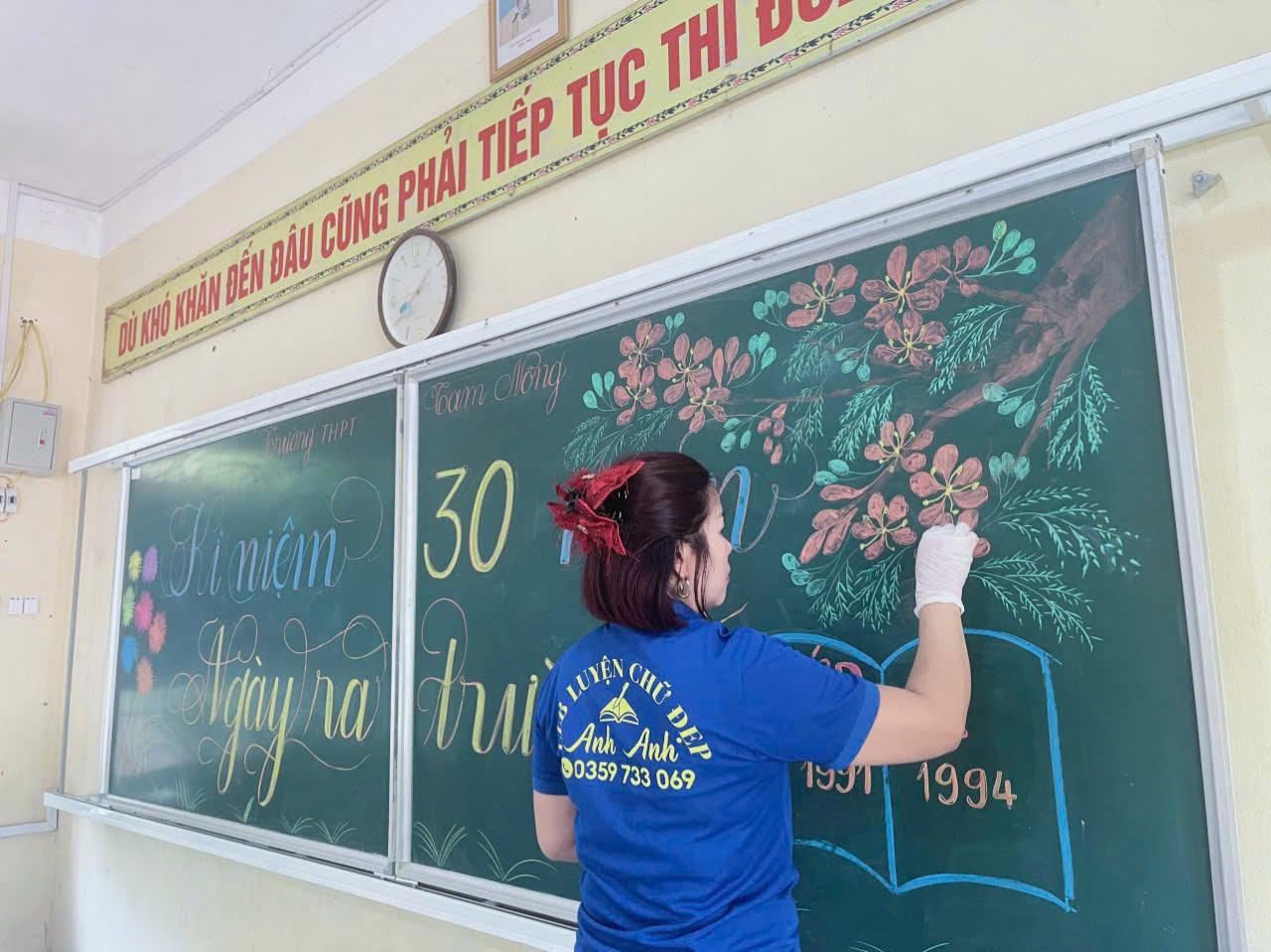 Những tấm bảng được cô Huyên trang trí như những bức tranh, gieo mầm tình yêu cái đẹp trong lòng học trò. z6542487579940_e5575df6edz6542487579940_e5575df6ed