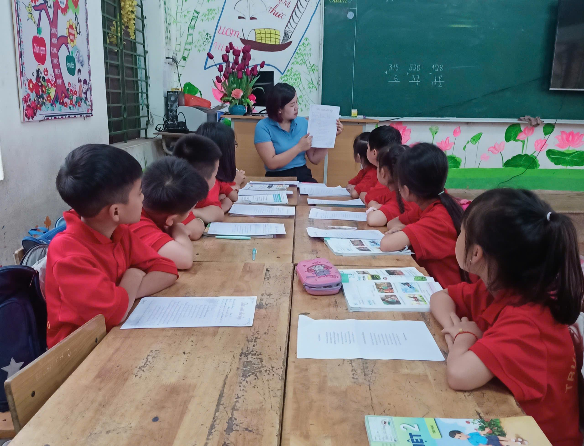 Cô Huyên cùng các học trò của mình đi qua những ngày tháng không chỉ học chữ, mà còn học cách tin vào chính mình. Cô tâm sự: Luyện chữ đẹp 2