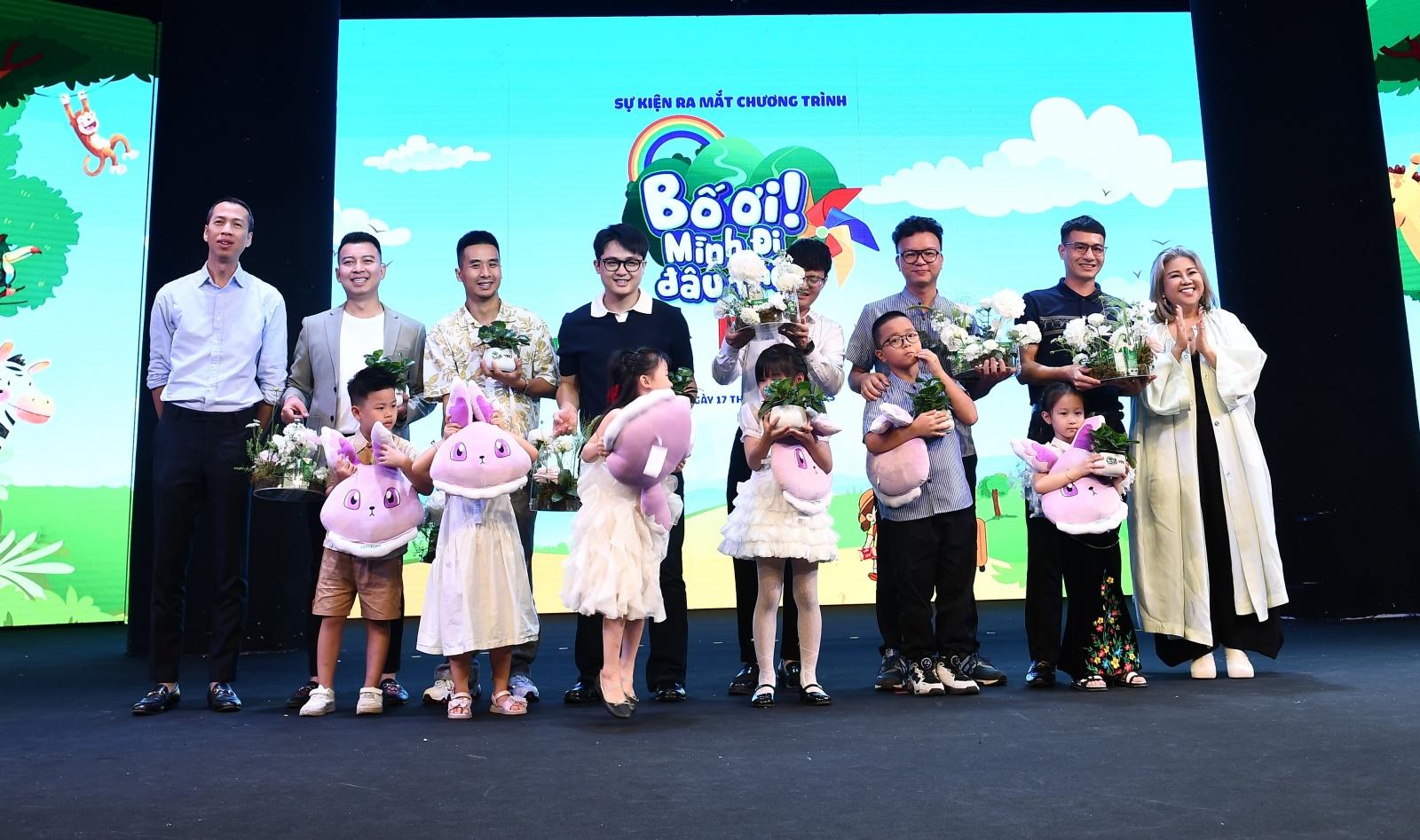 Bà Lê Hạnh - CEO TV Hub - Giám đốc sản xuất Chương trình HHBà Lê Hạnh - CEO TV Hub - Giám đốc sản xuất Chương trình Bố ơi mình đi đâu thế tặng cây kỷ niệm cho các cặp bố con hành trình tập sự .JPG