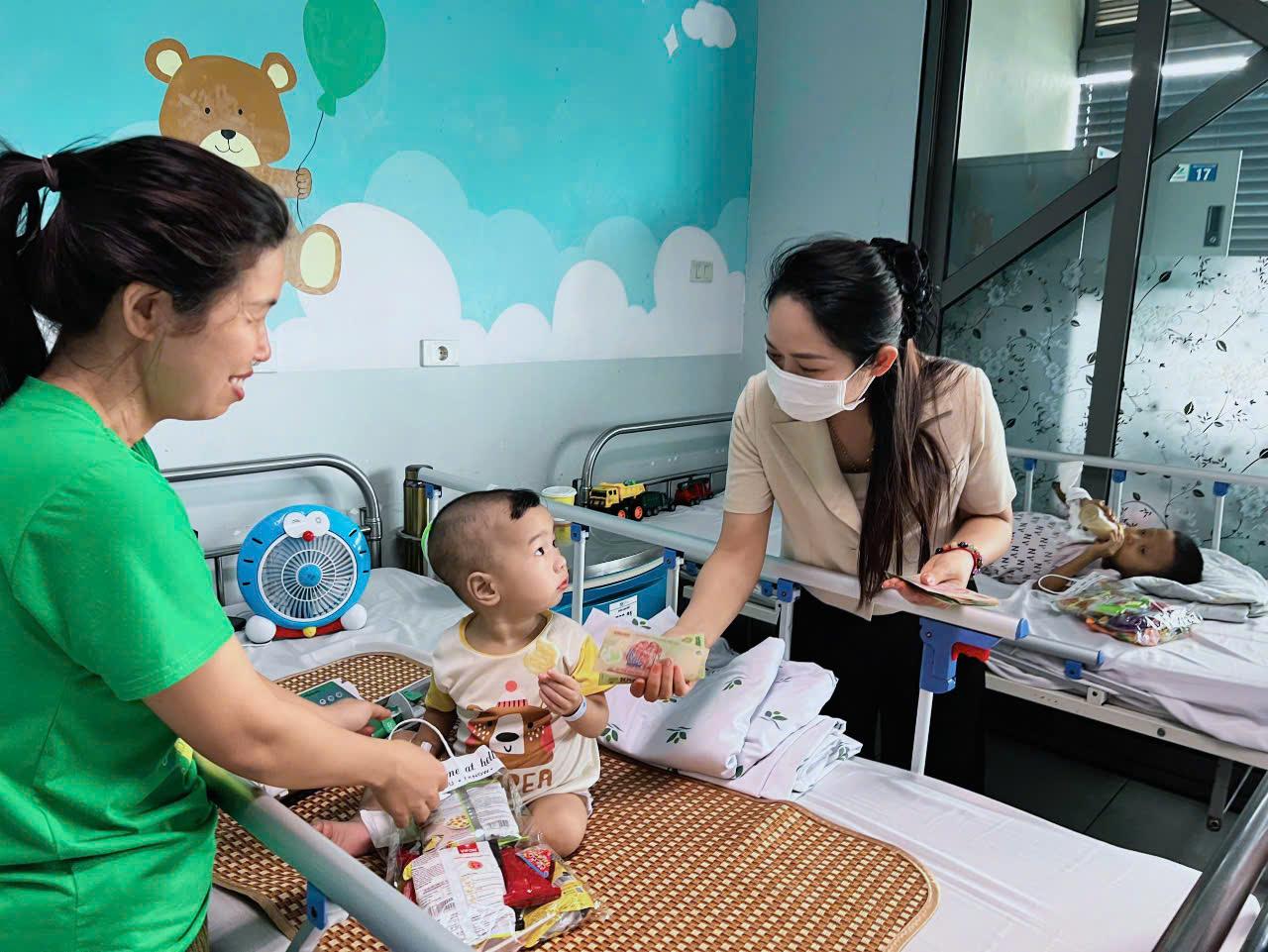 Ban Tổ chức hy vọng, sẽ mang đến một Tết Thiếu nhi ấm áp cho các bệnh nhi. Cô Hồng thăm bệnh n