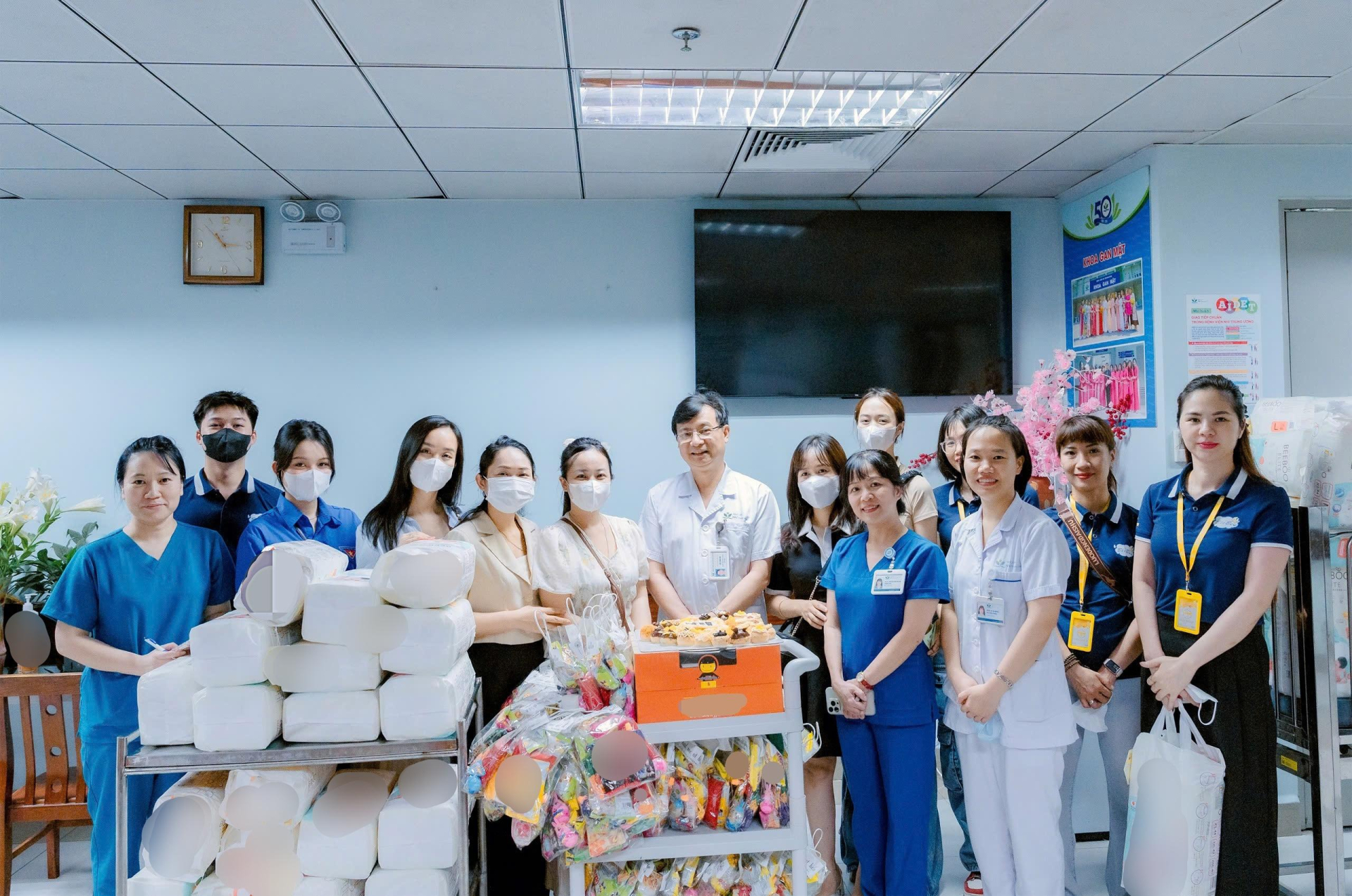 Ban Tổ chức trao 46 suất quà tới Khoa Gan Mật, Bệnh viện Nhi Trung ương. Benh vien Nhi TU