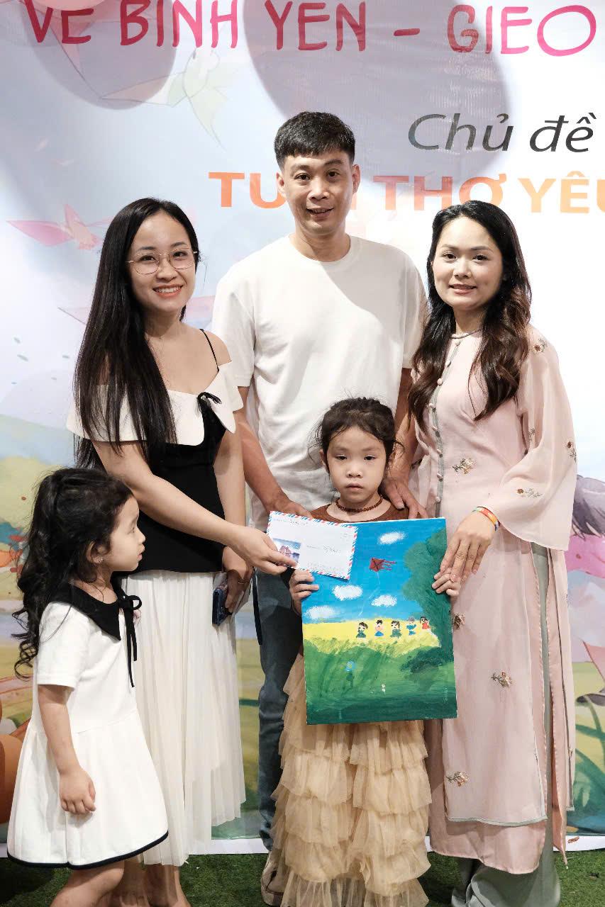 Những hoạ sĩ nhí tham gia workshop Vẽ bình yên - Gieo hạnh phúc quyên góp ủng hộ các bệnh nhi. vẽ tranh 2