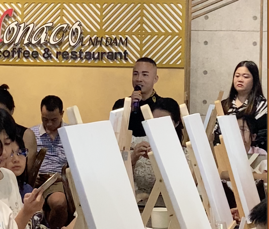 Ông Võ Tuấn Anh - một phụ huynh có con mắc bệnh gan mật điều trị tại Bệnh viện Nhi Trung ương chia sẻ xúc động. nh màn hình 2025-05-23 lúc 16.11.13