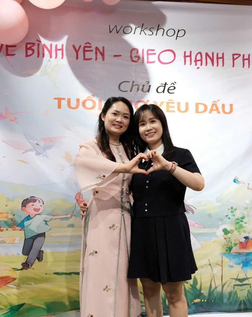 Cô Bùi Hồng và cô Tạ Hà đồng hành tổ chức workshop vẽ tranh mang yêu thương đến với các bệnh nhi. Co Bui Hong