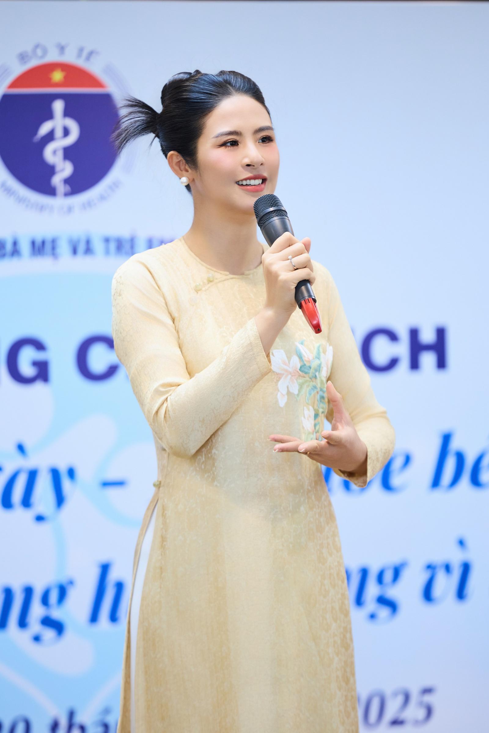 Hoa hậu Ngọc Hân đang tận hưởng những ngày tháng bầu bí với suy nghĩ tích cực, lạc quan bởi cô quan niệm, mẹ có vui thì thai nhi mới vui. HHBTBT6264