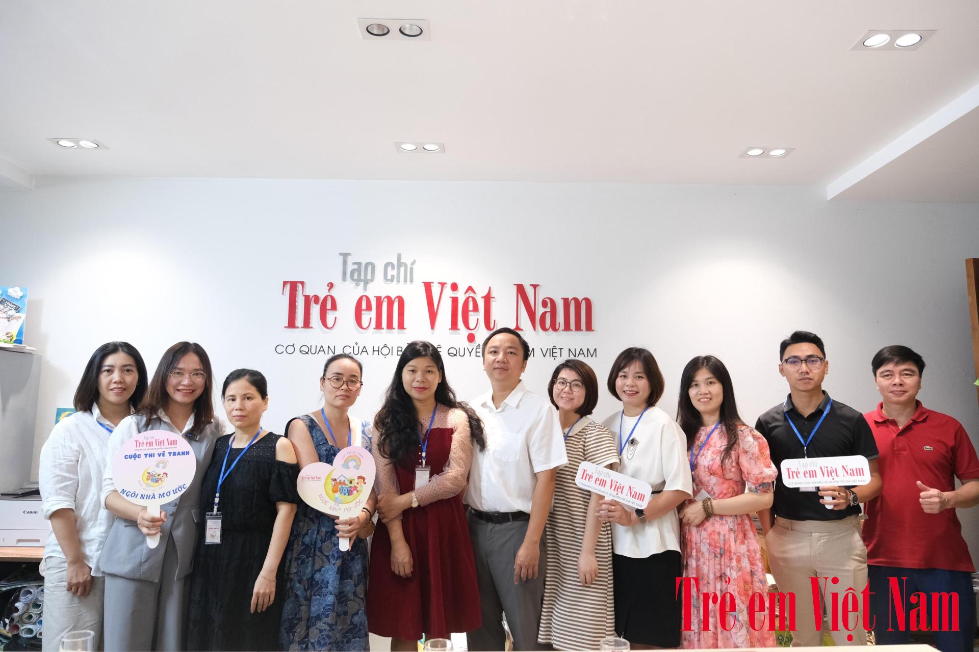 Ban Tổ chức chụp ảnh lưu niệm với các giám khảo sơ loại (đợt 1) của cuộc thi. Ảnh: Duy Cường Ngôi nhà mơ ước