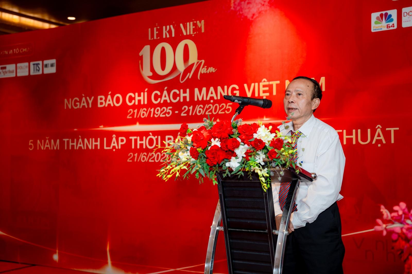 Nhà văn, nhà báo Hoàng Dự - Tổng Biên tập Thời báo Văn học Nghệ thuật phát biểu khai mạc chương trình. HHThời báo văn học