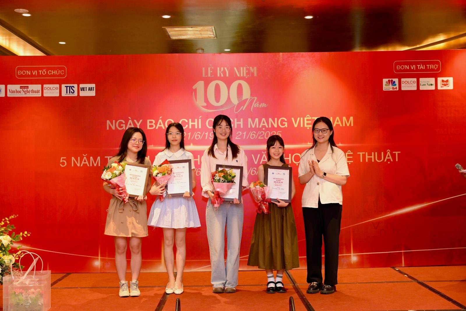 Các tác giả dành giải Khuyến khích cuộc thi “Báo chí lan tỏa tinh hoa, khơi nguồn sáng tạo”. HHThời báo văn học