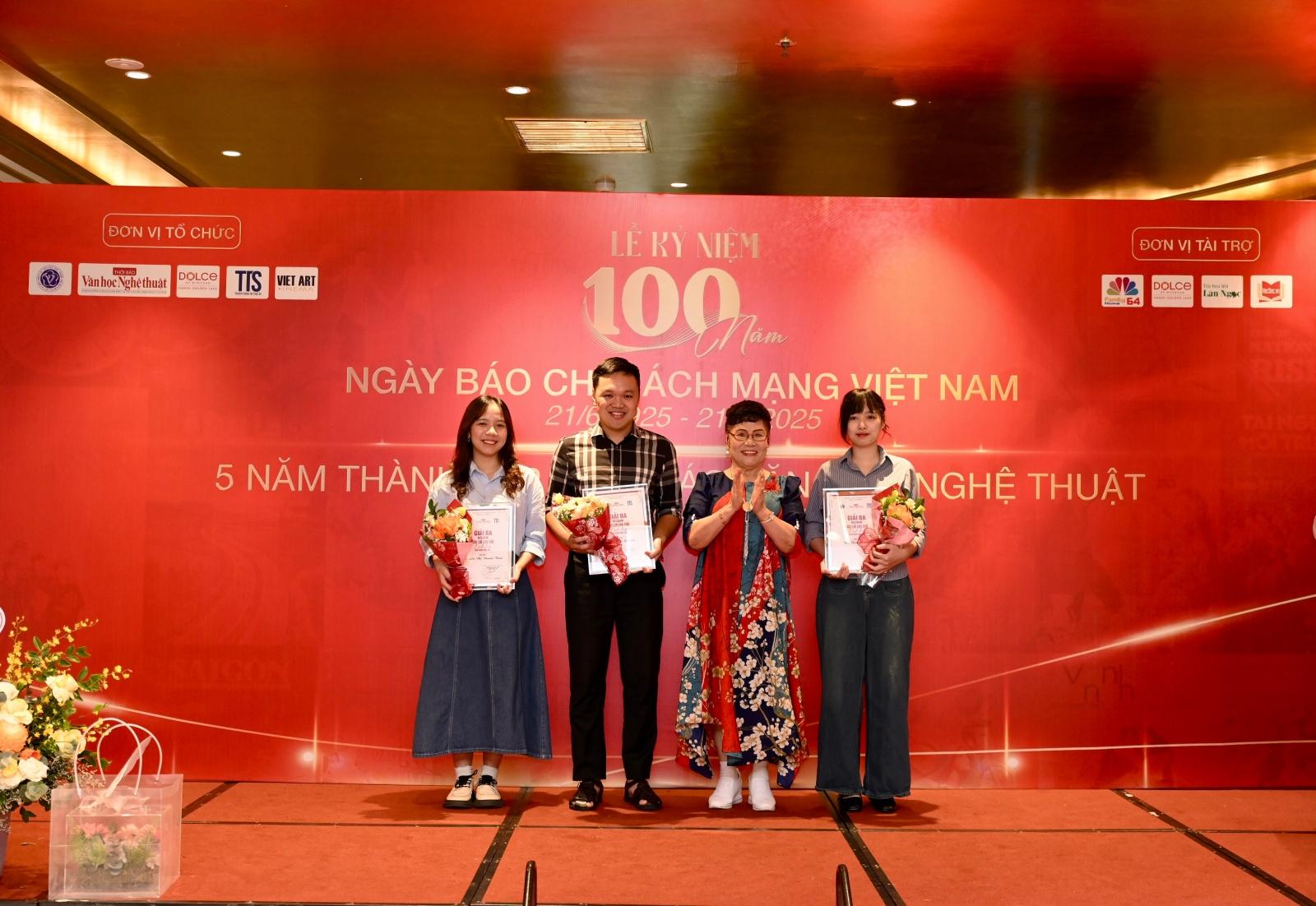 Các tác giả dành giải Ba cuộc thi “Báo chí lan tỏa tinh hoa, khơi nguồn sáng tạo”. HHThời báo văn học