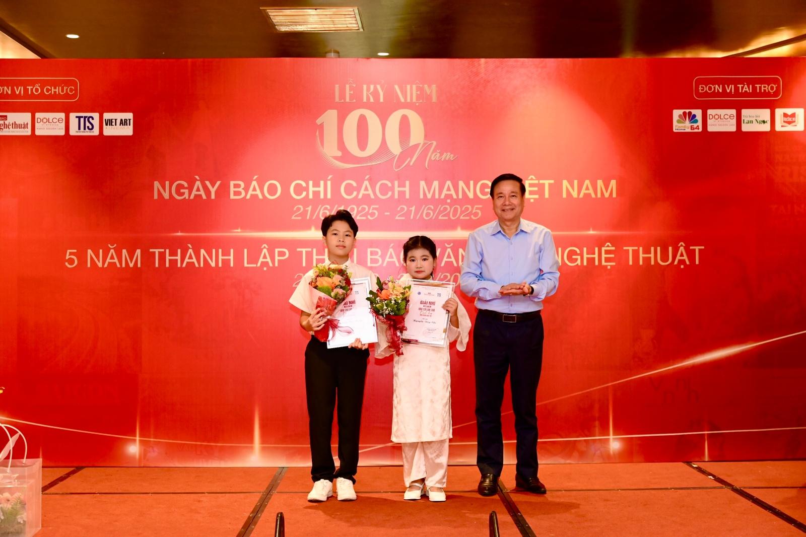 Tác giả nhí Dương Bảo Nam và Nguyễn Diệp Chi - Giải Nhì Cuộc thi “Báo chí lan tỏa tinh hoa, khơi nguồn sáng tạo”. HHThời báo văn học
