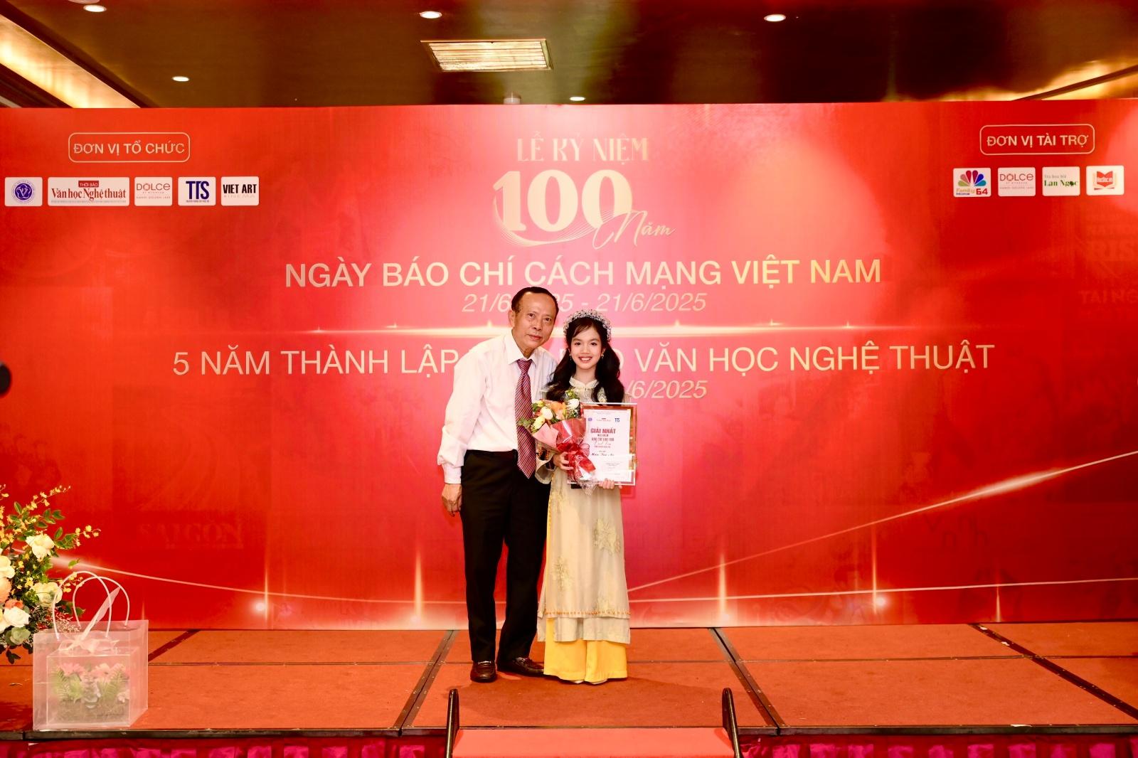 Tác giả nhí Mầu Tuệ An - Giải Nhất Cuộc thi “Báo chí lan tỏa tinh hoa, khơi nguồn sáng tạo”. HHThời báo văn học