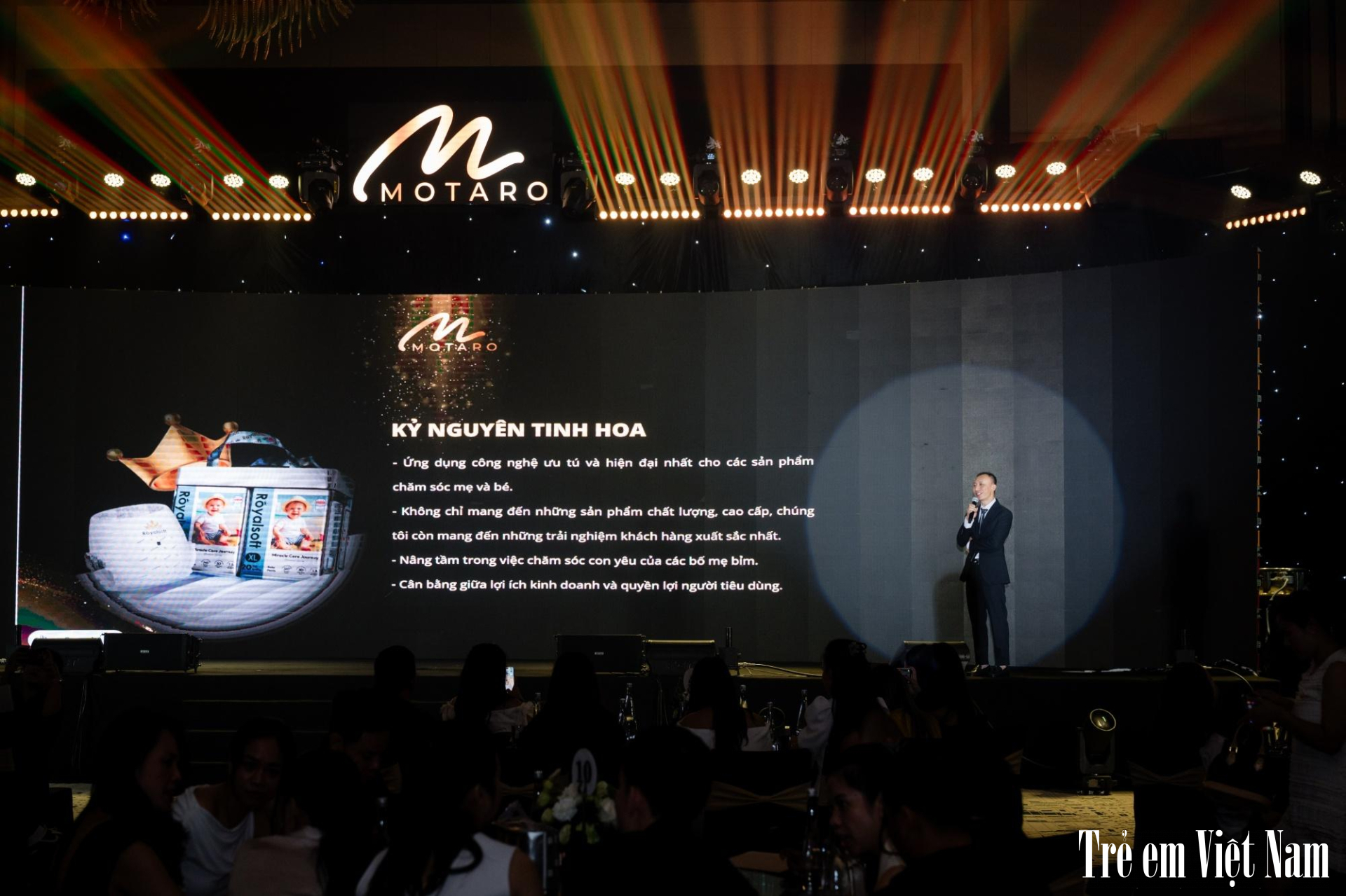 Ông Phạm Xuân Nam - Giám đốc điều hành Motaro Group giới thiệu sản phẩm tã bỉm Royalsoft, khẳng định cam kết đồng hành cùng các bà mẹ Việt trong hành trình chăm sóc con. Motaro 3