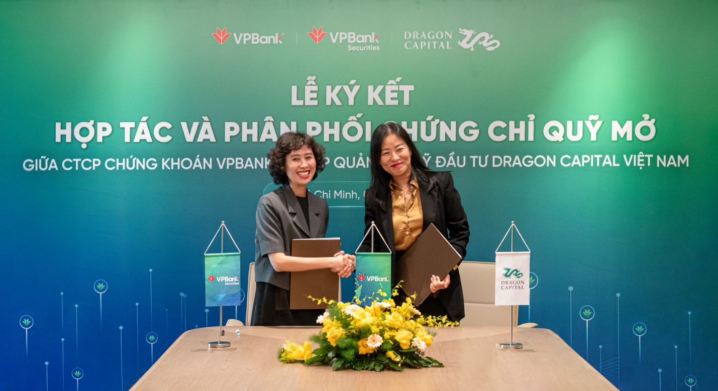 Bà Đoàn Ngọc Ly Ly – Giám đốc Vận hành VPBankS (trái) và bà Lương Thị Mỹ Hạnh – Giám đốc Quản lý tài sản khối trong nước – Dragon Capital Việt Nam tại lễ ký hợp tác 11728481717.jpeg