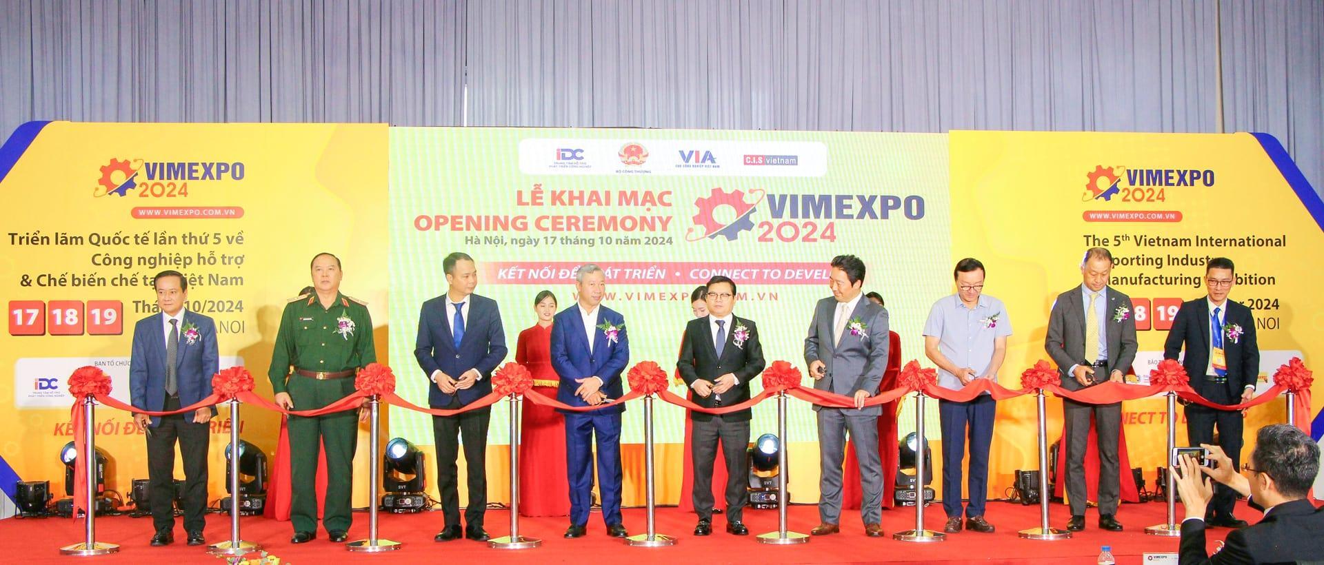 Ông Đỗ Minh Tâm – Tổng Giám đốc THACO INDUSTRIES (ngoài cùng, bên phải) cùng các đại biểu cắt băng khai mạc Triển lãm VIMEXPO 2024. 68774d946d7fa