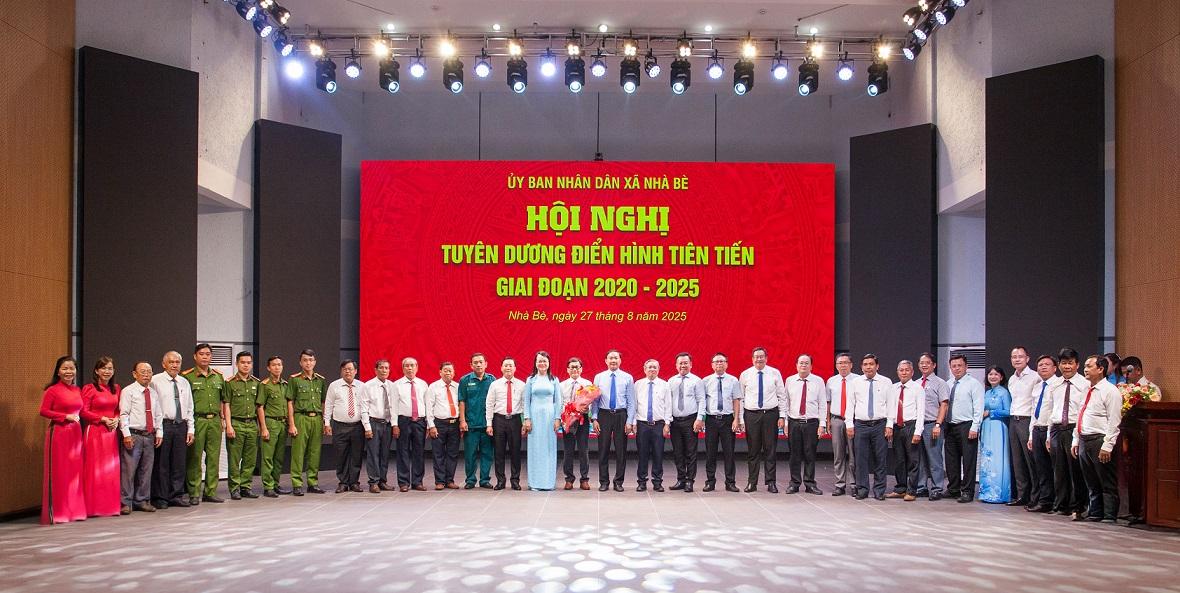 Phú Long được Ủy ban nhân dân xã Nhà Bè, Thành phố Hồ Chí Minh vinh danh là Doanh nghiệp điển hình tiên tiến giai đoạn 2020 – 2025. k5