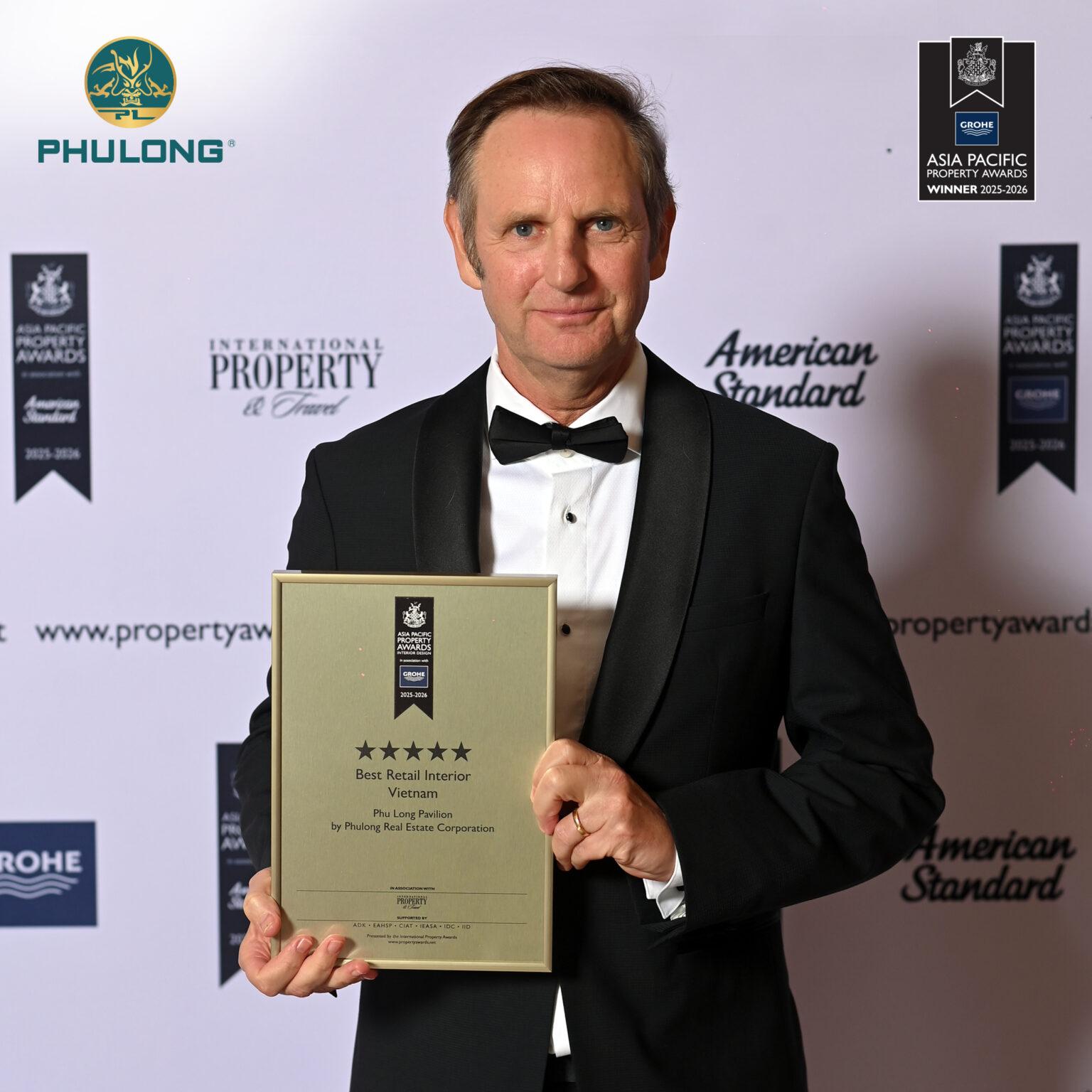 Ông Richard Mark Leech – Phó Tổng giám đốc Công ty Phú Long tại Lễ vinh danh và công bố Asia Pacific Property Awards. PAVILION_STAGE-1536x1536