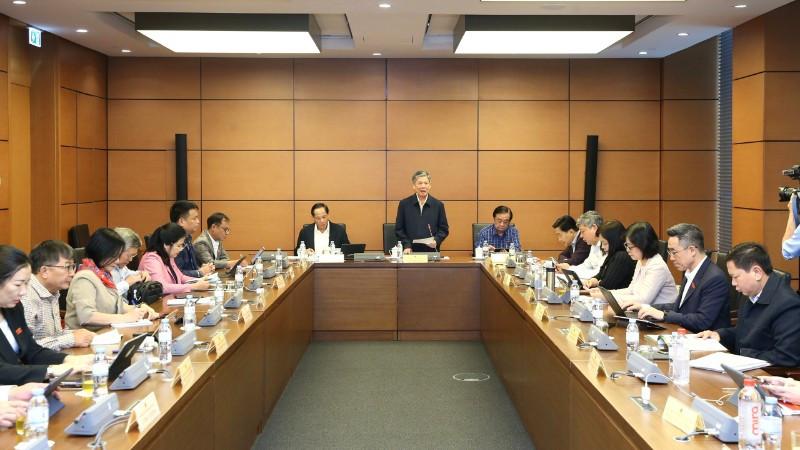 Đại biểu Quốc hội thảo luận tại tổ về Dự án Luật Dân số. anh1