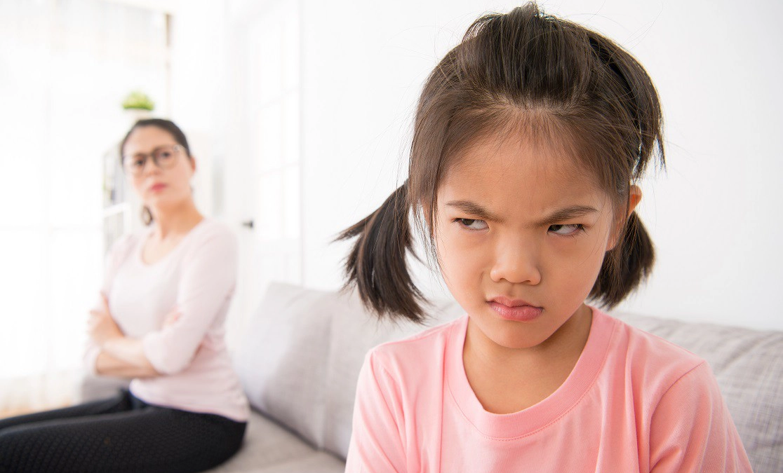 '8h tối ngồi vào bàn học, 20 phút con tôi lại đứng dậy làm việc riêng'