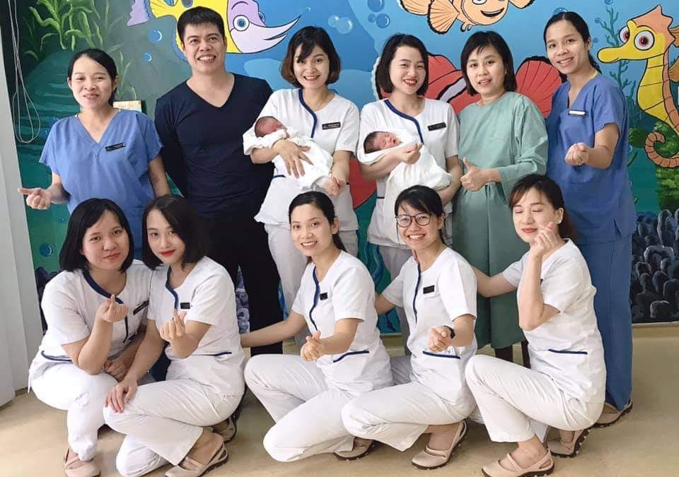 Những nữ hộ sinh làm việc xuyên Tết mang mùa xuân đến với các em bé sơ sinh