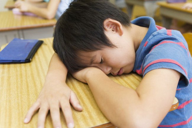 0h con vẫn thức khuya làm bài, lén lút ôm điện thoại: Cha mẹ Việt điên đầu, sáng 'vắt chân lên cổ'