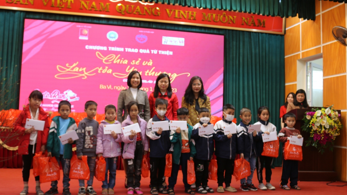 Tập đoàn Bitexco phối hợp với Tạp chí trẻ em Việt Nam trao 200 suất quà Tết tới trẻ em khó khăn huyện Ba Vì