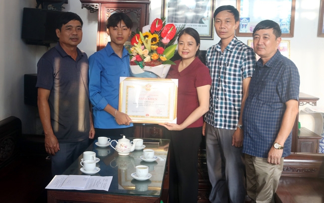 Khen thưởng học sinh lớp 11 dũng cảm cứu người đuối nước