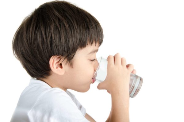 Trẻ em mỗi ngày cần uống bao nhiêu nước là đủ?