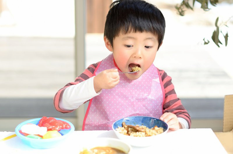 Chuyên gia chỉ ra tác hại khi cho trẻ ăn gần giờ đi ngủ
