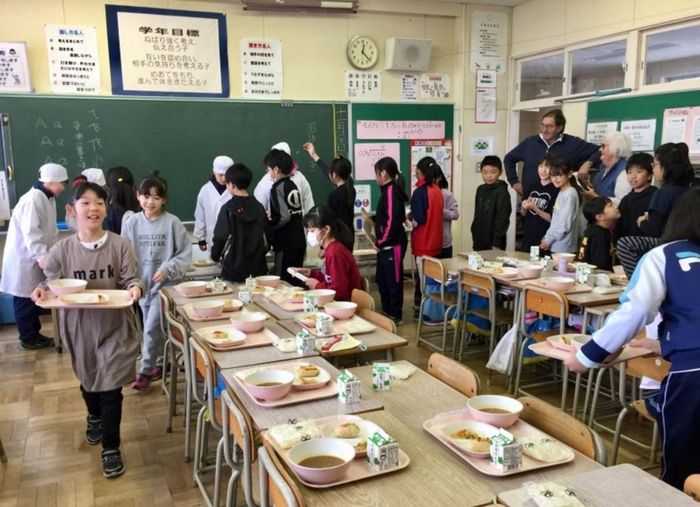 Bữa trưa của học sinh Nhật: Thực phẩm tươi, chuyên gia dinh dưỡng quyết thực đơn