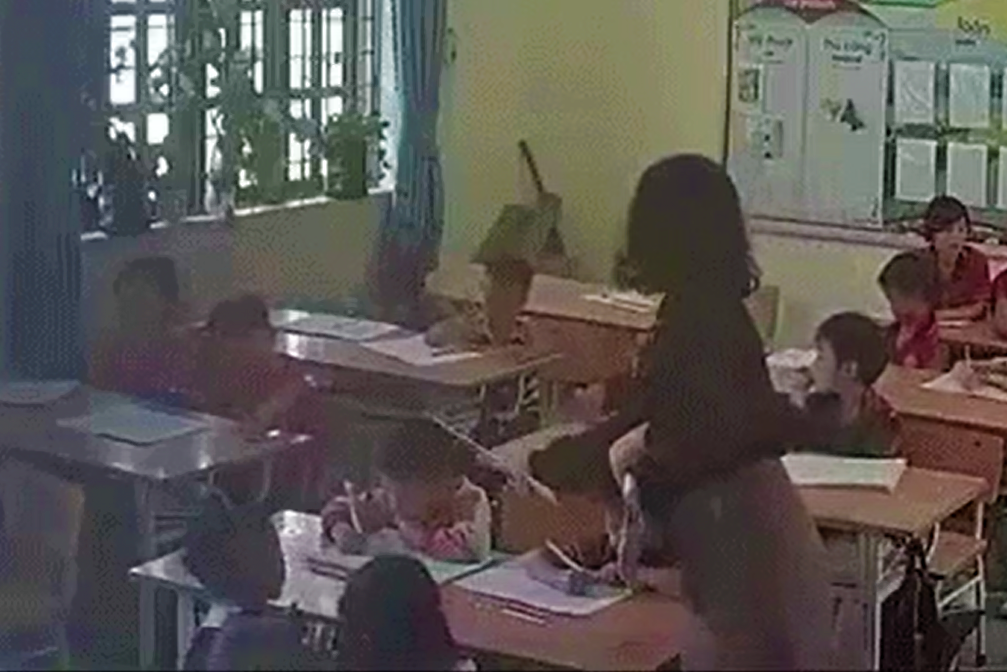 Lào Cai: Tạm đình chỉ cô giáo dùng thước đánh vào đầu học sinh lớp 1