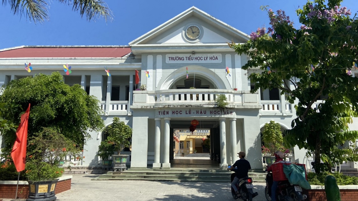 Bị ‘tố’ thu sai nhiều khoản tiền, một trường học ở Quảng Bình mời phụ huynh đến trả lại