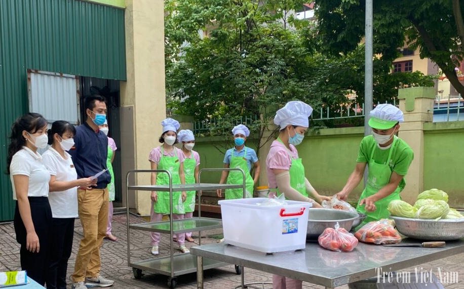 Cận cảnh phụ huynh giám sát giao nhận thực phẩm lúc 7h sáng ở một trường mầm non Hà Nội