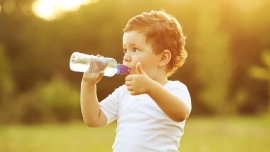 Cha mẹ nên giúp trẻ hiểu về tầm quan trọng của việc uống nước
