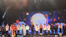 'Thắp sáng ước mơ thiếu nhi Việt Nam': Món quà trung thu ý nghĩa dành tặng 100 trẻ em có hoàn cảnh đặc biệt
