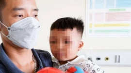 Vụ bé trai bị giấu trong tủ đông: Cần đồng bộ các giải pháp bảo vệ trẻ