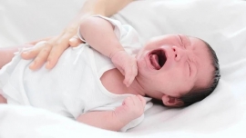 Nguyên nhân khiến trẻ sơ sinh khóc đêm