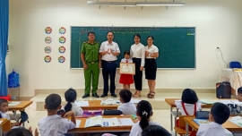 Quảng Ninh: Học sinh lớp 3 nhặt được ví tiền, trả lại cho người bị mất