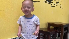 Hà Nội: Bé trai 2 tuổi bị bỏ rơi lúc rạng sáng