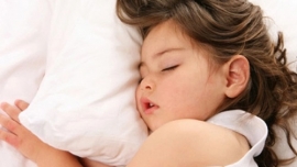 Mẹo giúp cha mẹ tập cho bé ngủ riêng từ khi con còn nhỏ