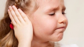 Yếu tố nguy cơ và biến chứng viêm tai giữa cấp ở trẻ