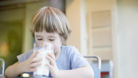 Nên cho trẻ uống sữa ít béo hay sữa nguyên chất?