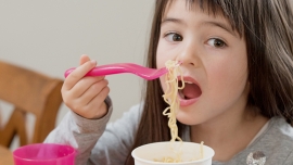 Cho trẻ ăn mì ăn liền như nào đảm bảo dinh dưỡng?