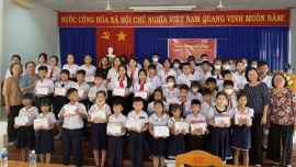 Bình Thuận: Trao tặng 80 suất học bổng cho học sinh vượt khó