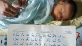 Hà Nội: Bé trai gần một tháng tuổi bị bỏ rơi trước cửa nhà dân
