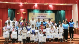 Trao quà cho 100 trẻ em khó khăn tỉnh Tuyên Quang