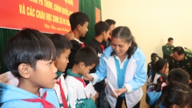Tặng quà học sinh có hoàn cảnh khó khăn tại Điện Biên