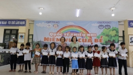 Tặng học bổng cho học sinh tỉnh Thừa Thiên Huế