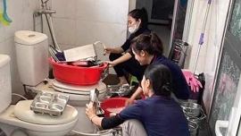 Nghệ An: Xác minh vụ giáo viên mầm non rửa khay ăn cho trẻ cạnh bồn cầu nhà vệ sinh