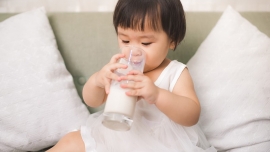 Sai lầm khi cho trẻ dưới 5 tuổi uống quá 600ml sữa mỗi ngày