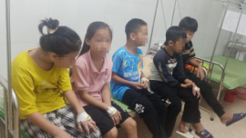 Hàng loạt học sinh tiểu học ở Cao Bằng nhập viện sau khi ăn kẹo ở cổng trường